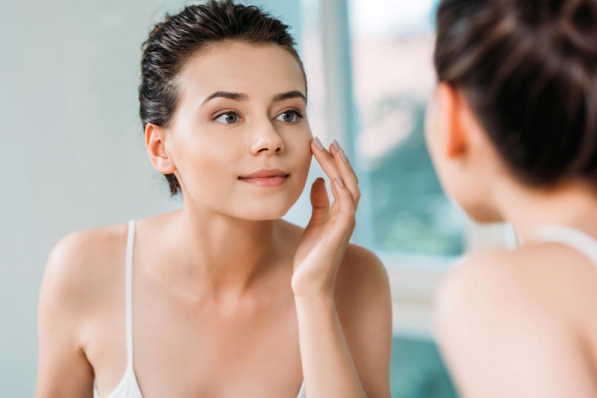 Une femme qui a une belle peau et sans taches brunes