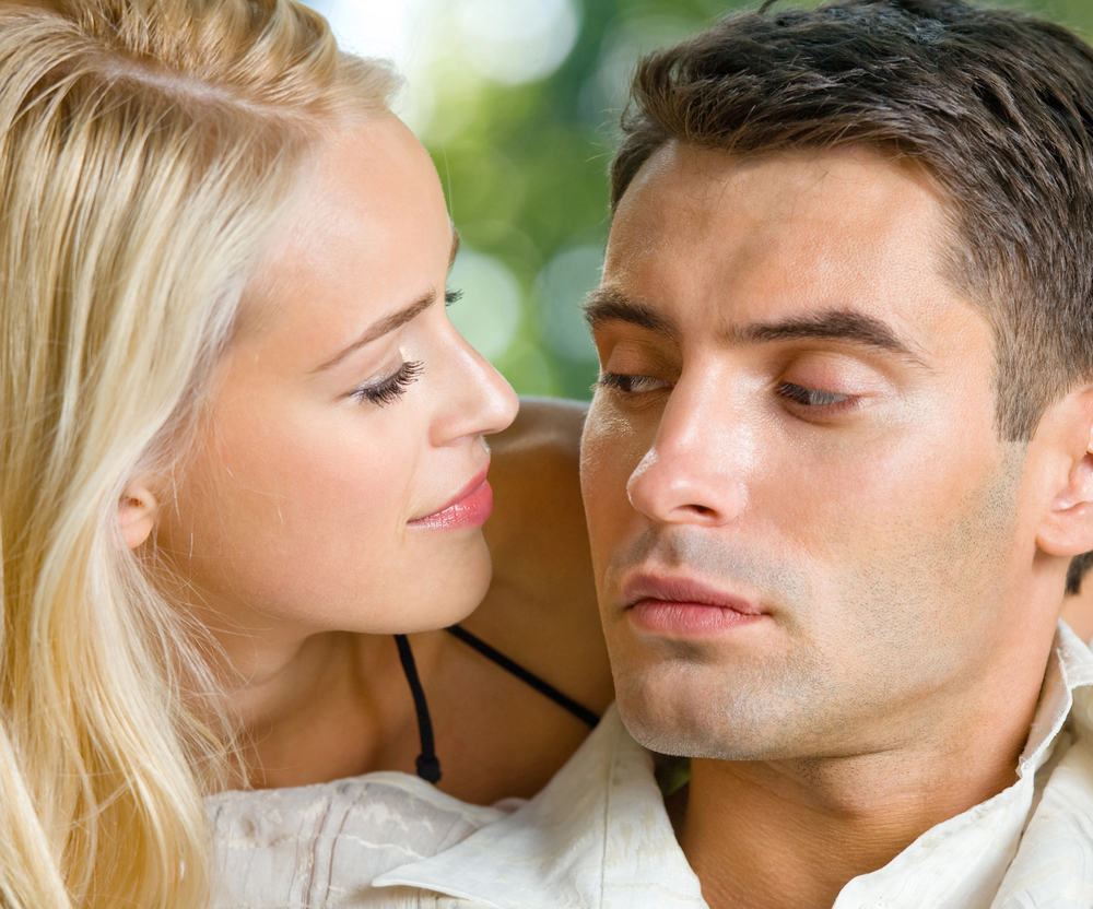 Femme séduisante face à un homme attiré mais hésitant à s'engager