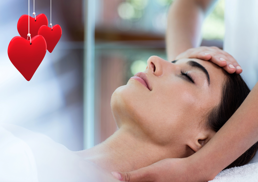 Femme allongée en plein soin visage en institut, moment d’amour de soi