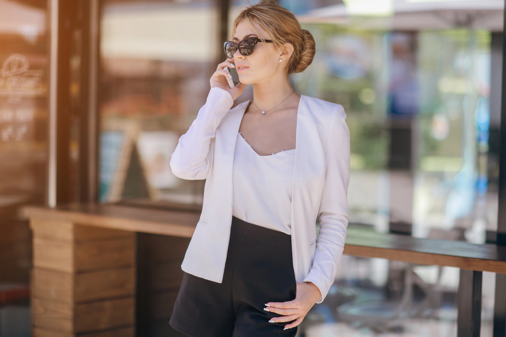 Femme élégante portant un blazer, exemple parfait de la règle des 3 pièces en mode urbaine