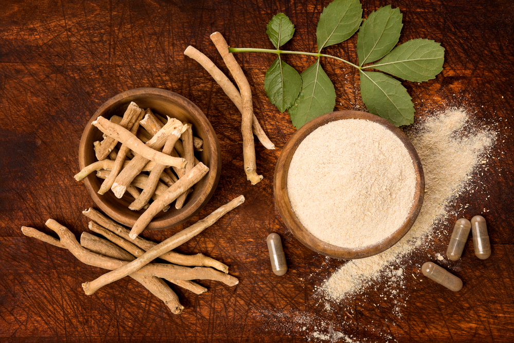 Ashwagandha en racines et poudre sur table en bois, plante ayurvédique contre le stress et les troubles du sommeil
