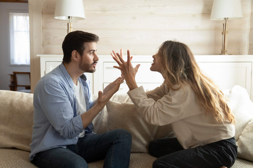Dispute intense dans un couple, signe évident de tension et de communication toxique