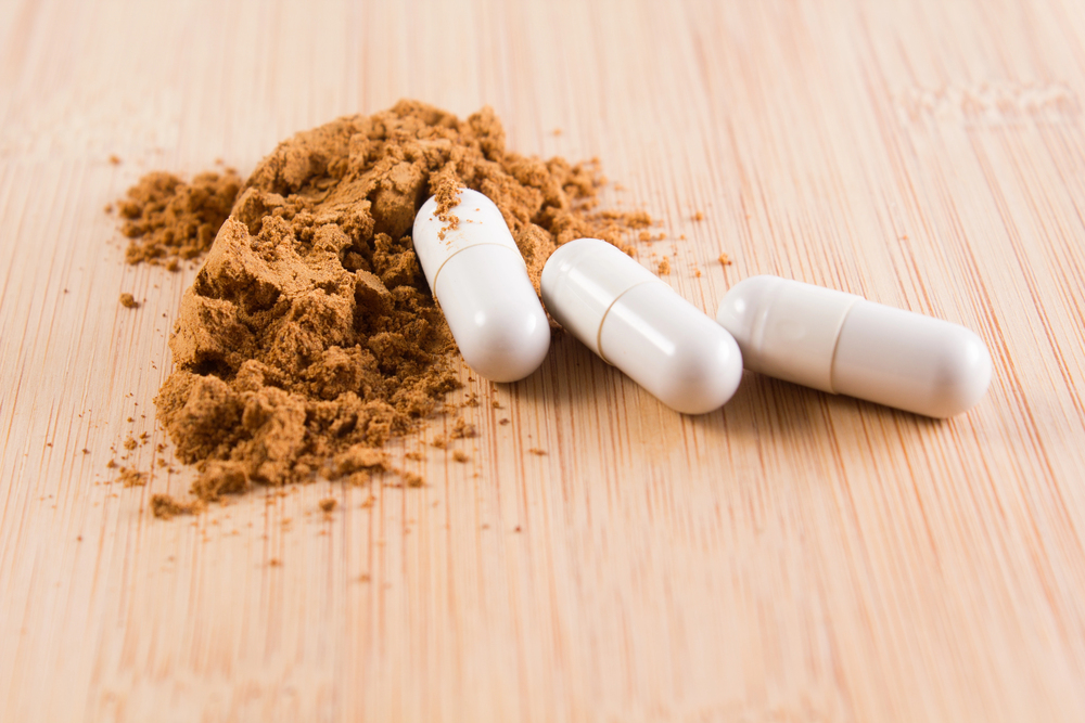 Guarana en poudre et gélules blanches, source naturelle de caféine pour stimuler l’énergie et l’attention
