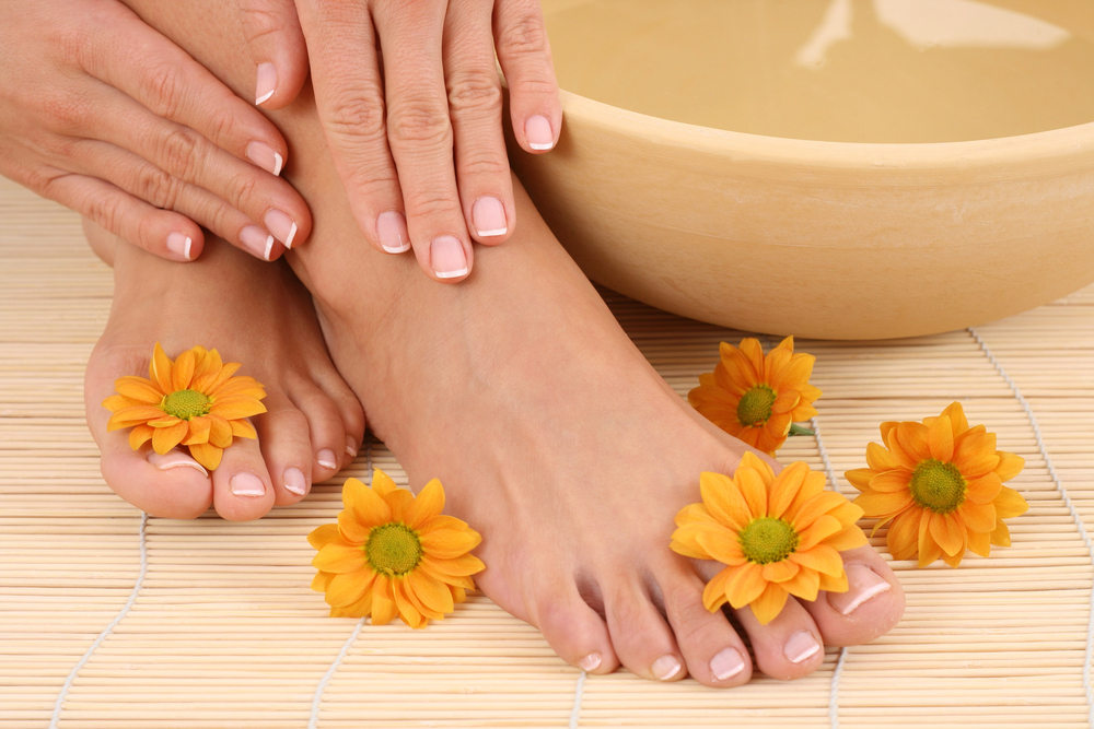 Soin des pieds avec bain et fleurs pour entretenir les ongles épaissis en douceur