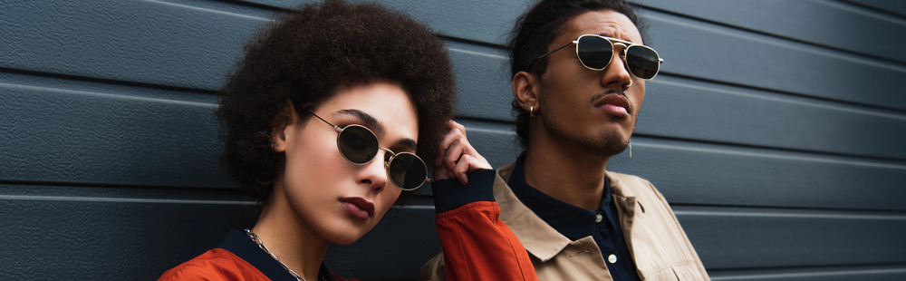 Groupe mixte avec lunettes de soleil rétro rondes, style unisexe qui convient aux visages ronds