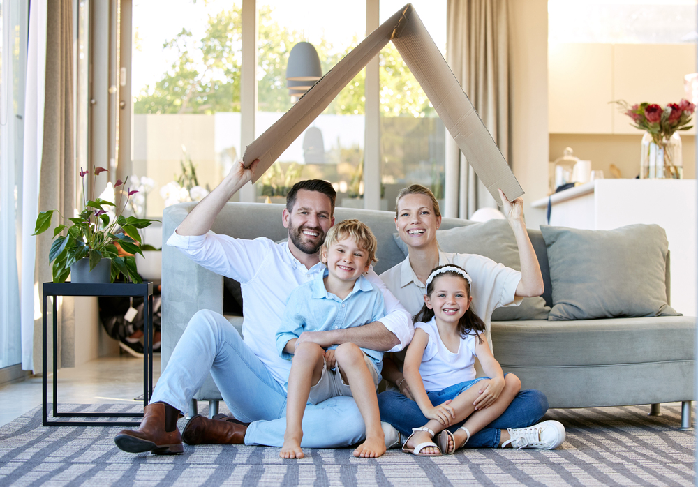 Famille heureuse dans un salon lumineux, image de bien-être à la maison et harmonie familiale