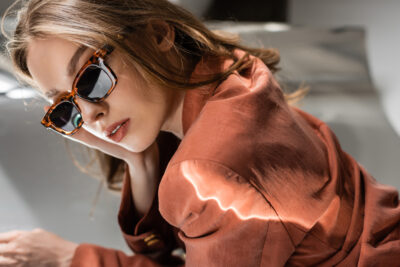 Femme élégante avec lunettes de soleil oversize ambrées, parfaites pour un visage ovale ou allongé