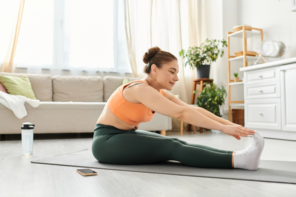 Femme en pleine séance de stretching chez elle, moment de bien-être physique et mental