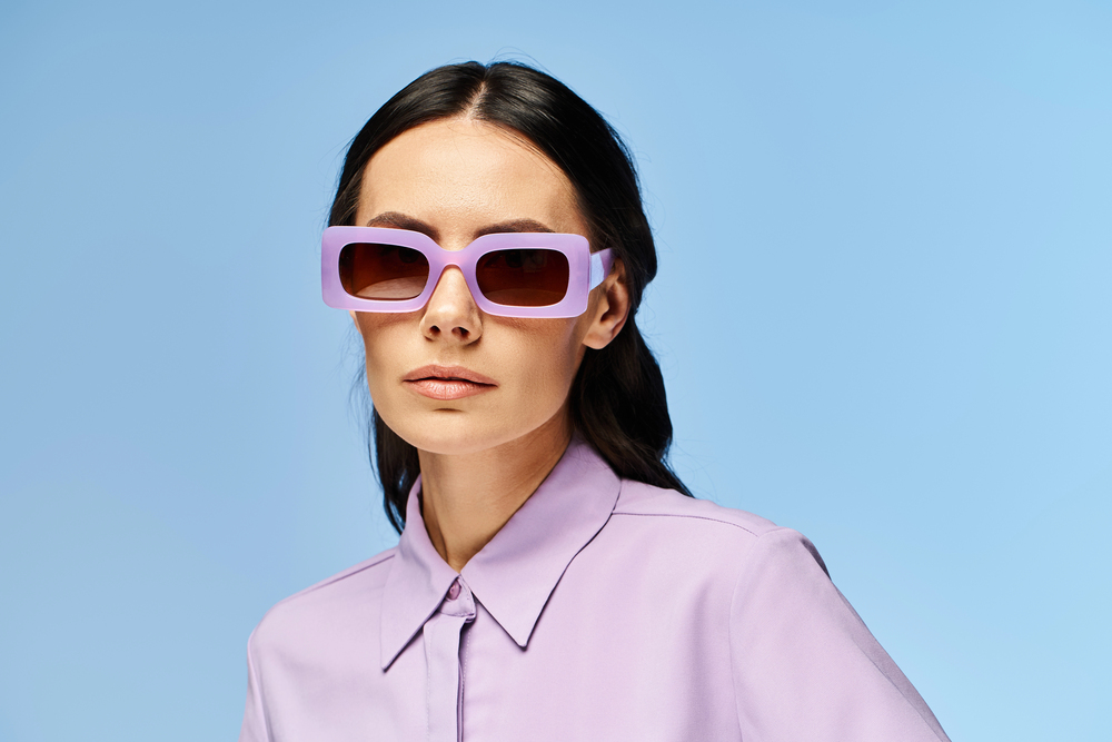 Femme avec lunettes de soleil violettes carrées, adaptées aux visages rectangulaires