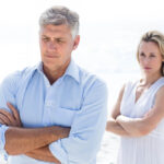 Homme attiré par une femme mais distant : comment comprendre son comportement ?