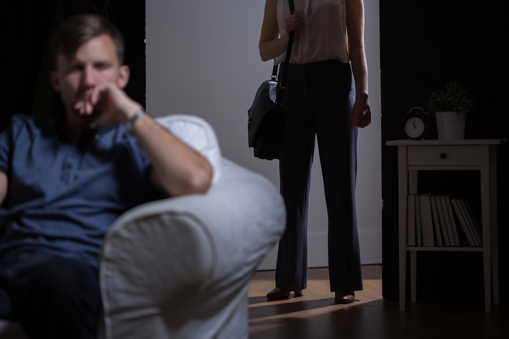 Homme anxieux sous pression dans une relation déséquilibrée, exemple de manipulation émotionnelle