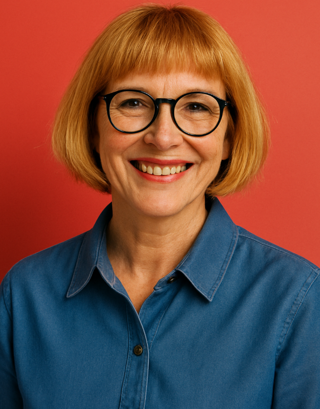 Femme de 60 ans avec bob blond cuivre et frange droite coiffure retro chic avec lunettes noires et fond rouge eclatant