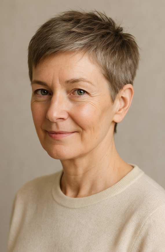 Pixie sel et poivre femme 60 ans cheveux courts ondules coupe texturee sourire doux