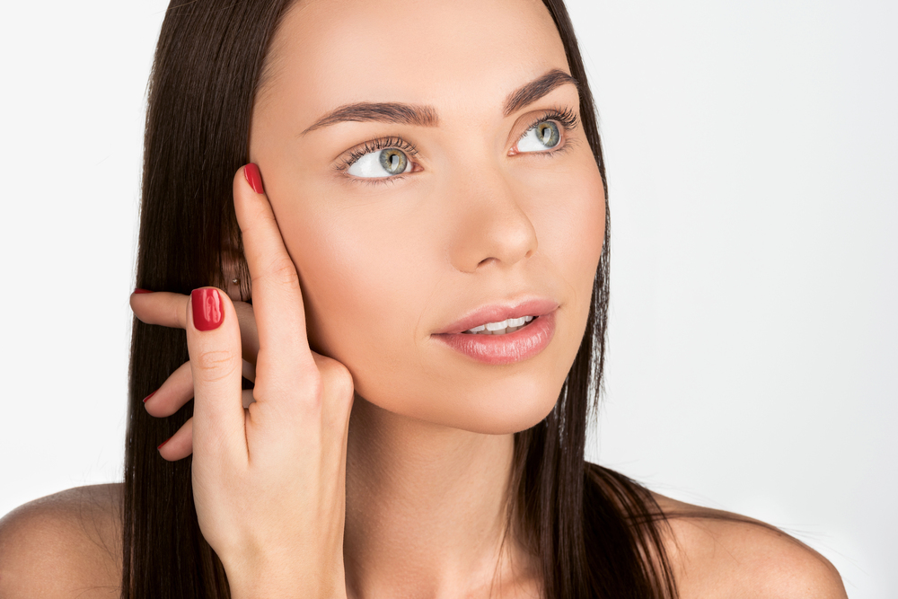 Application de fond de teint sur peau sèche avec finition naturelle