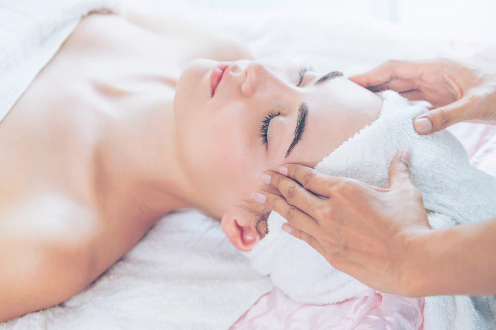  Soin du visage en institut de spa pour apaiser stress et surmenage mental
