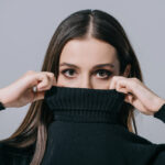 Comment choisir et porter un pull noir : guide intemporel pour un style élégant et polyvalent