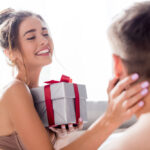 Idées cadeaux femme sexy : 20 idées sensuelles et élégantes pour la surprendre