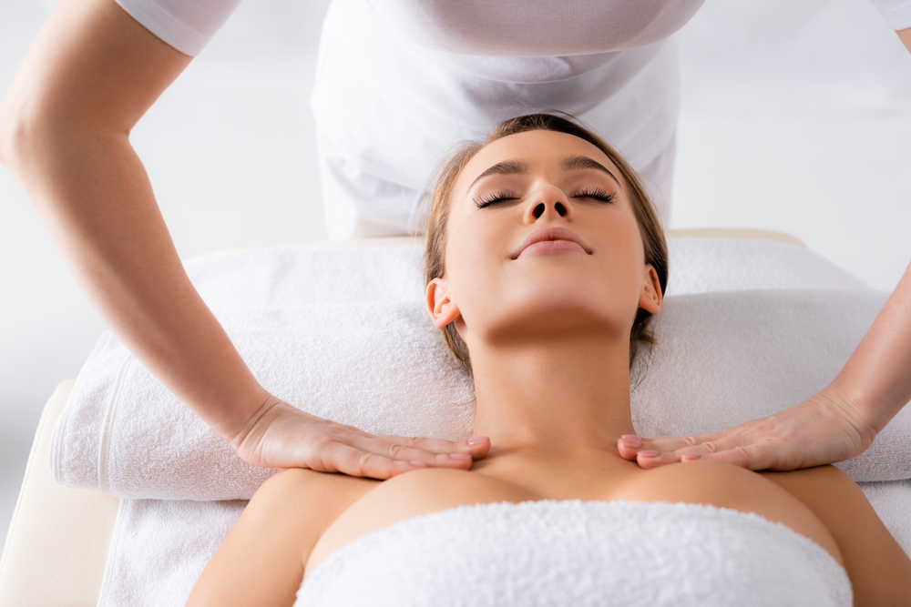 Femme allongée recevant un massage relaxant dans un spa bien-être