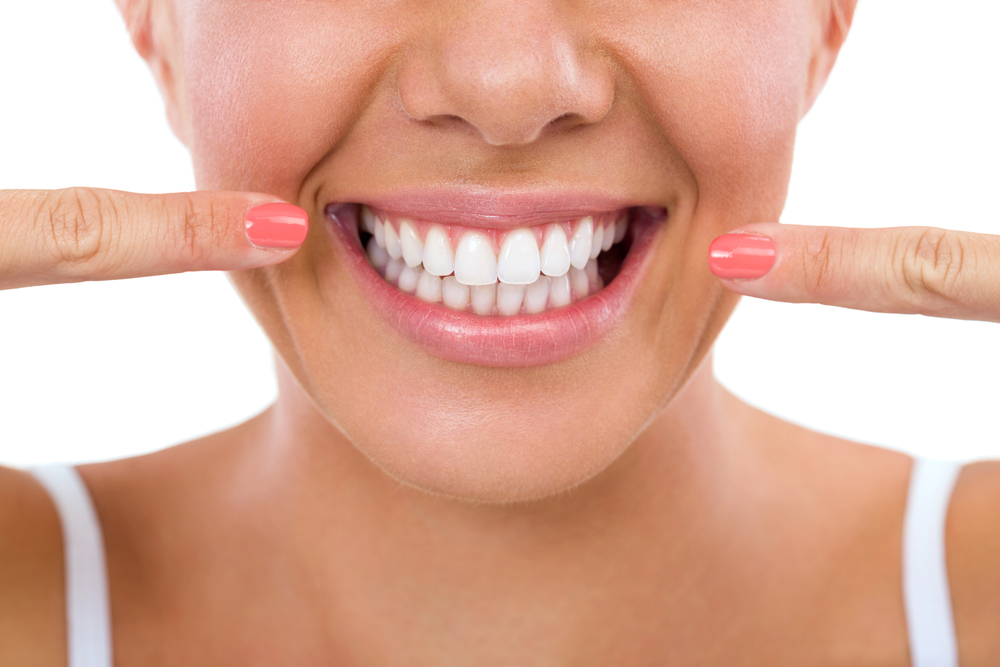 Jeune femme montrant ses dents blanches et saines avec fierté