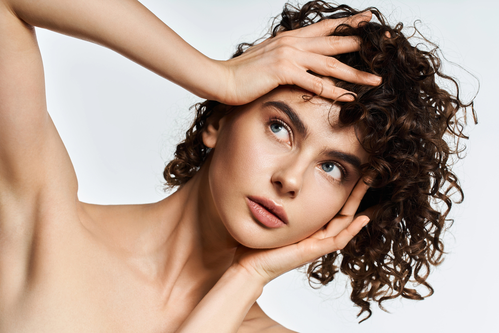 Jeune femme chic au look naturel cherchant la coupe de cheveux idéale