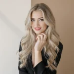 Femme élégante aux cheveux longs et fins ondulés, dans une ambiance douce et naturelle