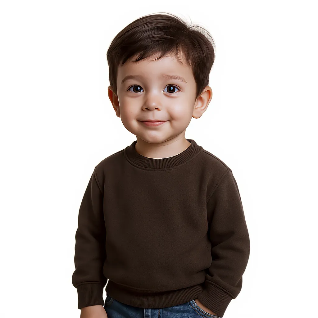 Petit garçon châtain, coupe souple avec mèche libre sur le front, sweat enfant.
