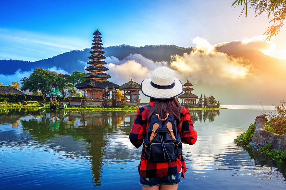 Femme seule voyage avec sac à dos touriste à pura ulun danu bratan temple à Bali, indonésie .