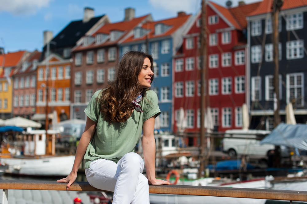 Femme seule touriste au quai du port de Nyhavn Copenhague