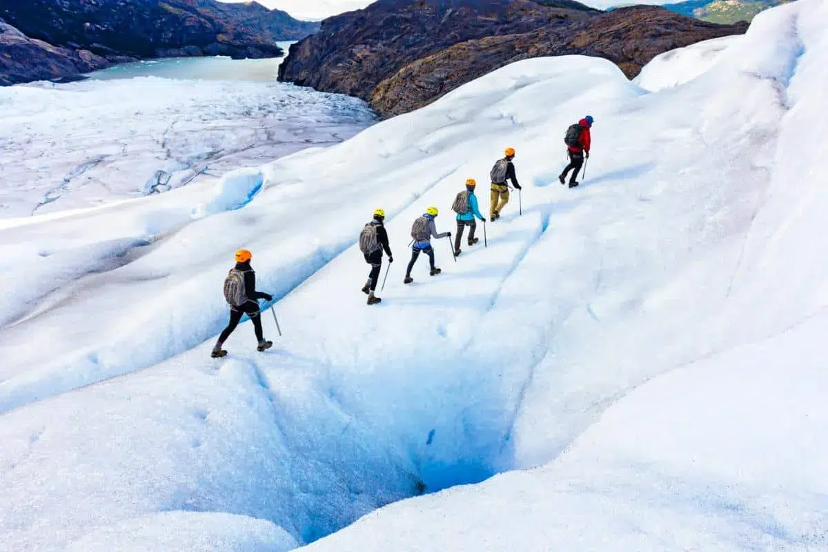 Groupe en randonnée sur le glacier Grey en Patagonie, crampons aux pieds, paysages glacés spectaculaires