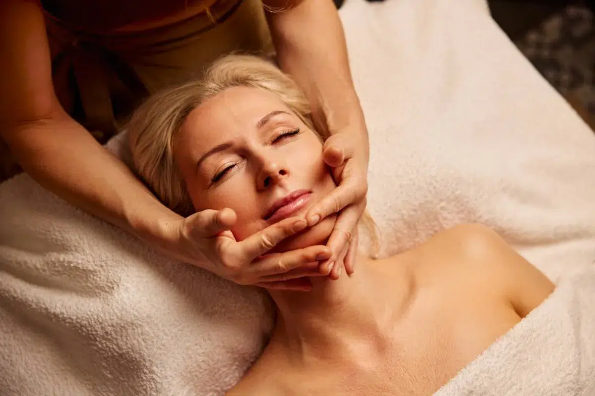 Femme profitant d’un massage relaxant dans un spa privatif haut de gamme à Béthune pour un moment de bien-être absolu