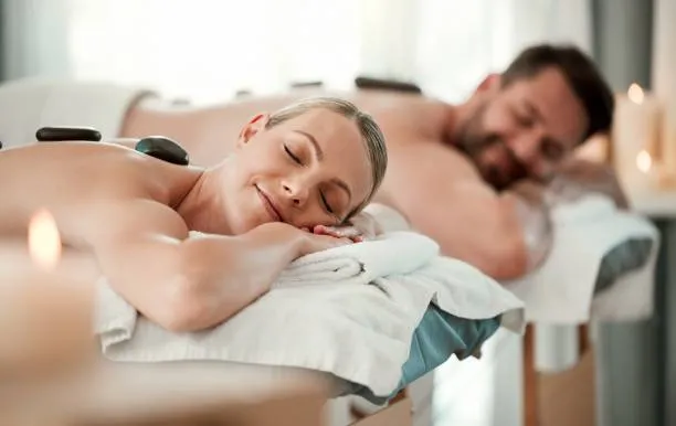 relaxation dans spa privatif. Couple allongé côte à côte recevant un massage apaisant
