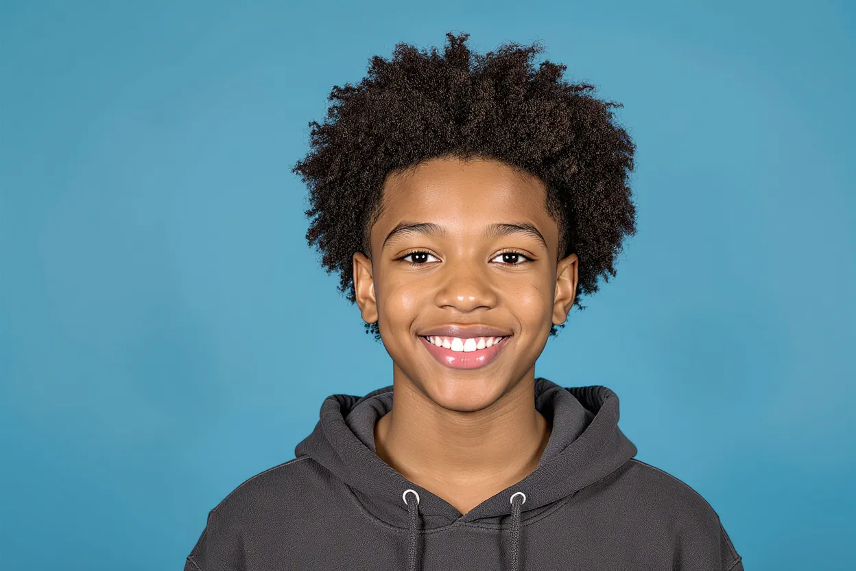 Adolescent avec coupe afro stylisée