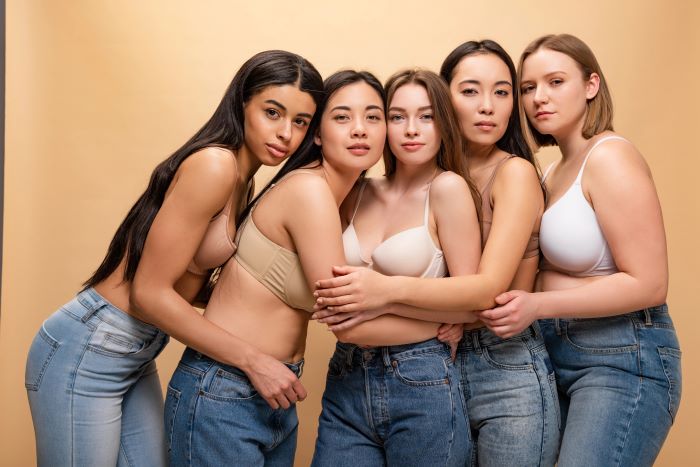 Des jeunes femmes qui font attention a leur sante vaginale