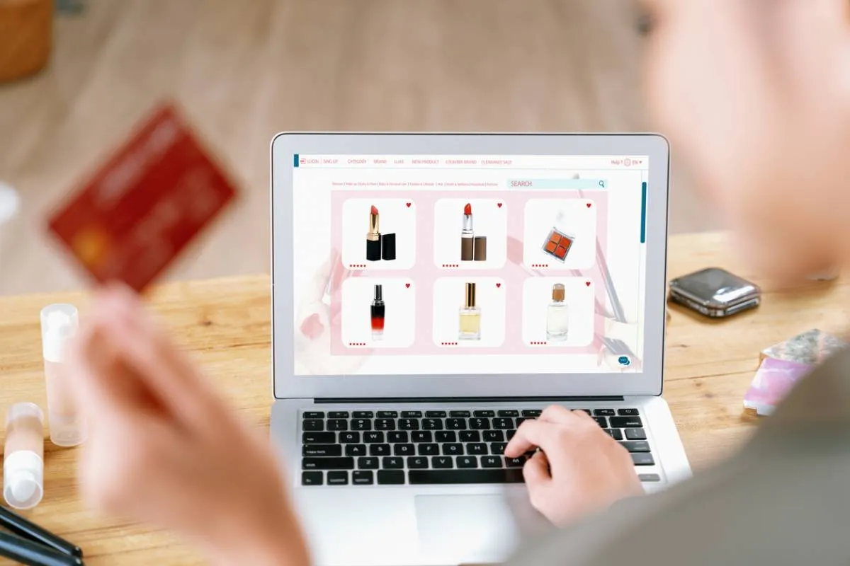Achat maquillage en ligne, Shopping beauté sur un site de maquillage en ligne affiché sur un ordinateur portable