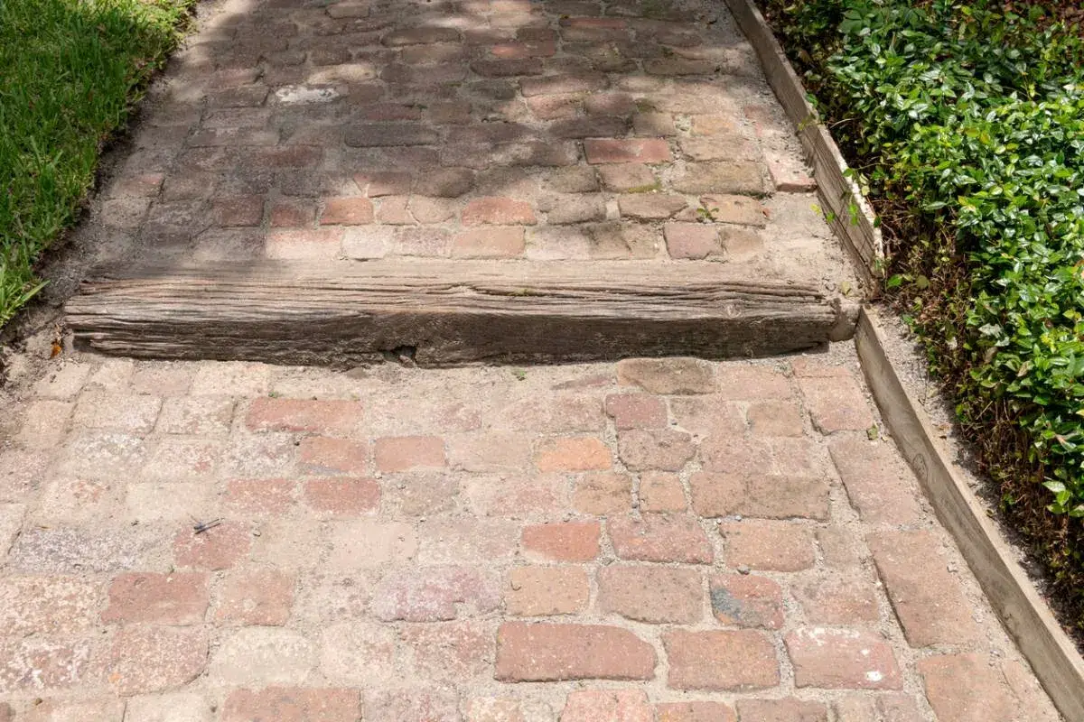 Marches et chemin réalisés en pavés anciens, solution esthétique et solide pour un aménagement extérieur raffiné
