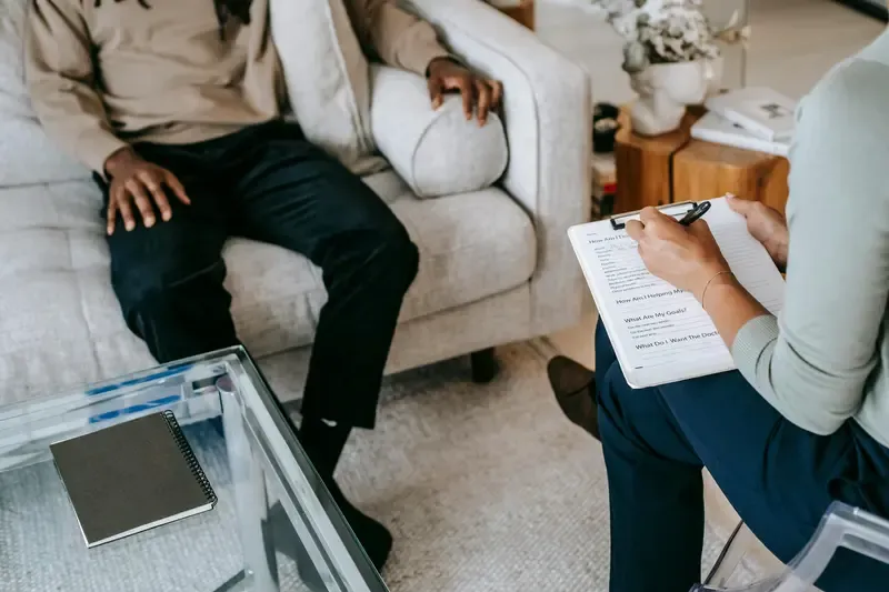 patient qui discute de ses soucis avec un thérapeute
