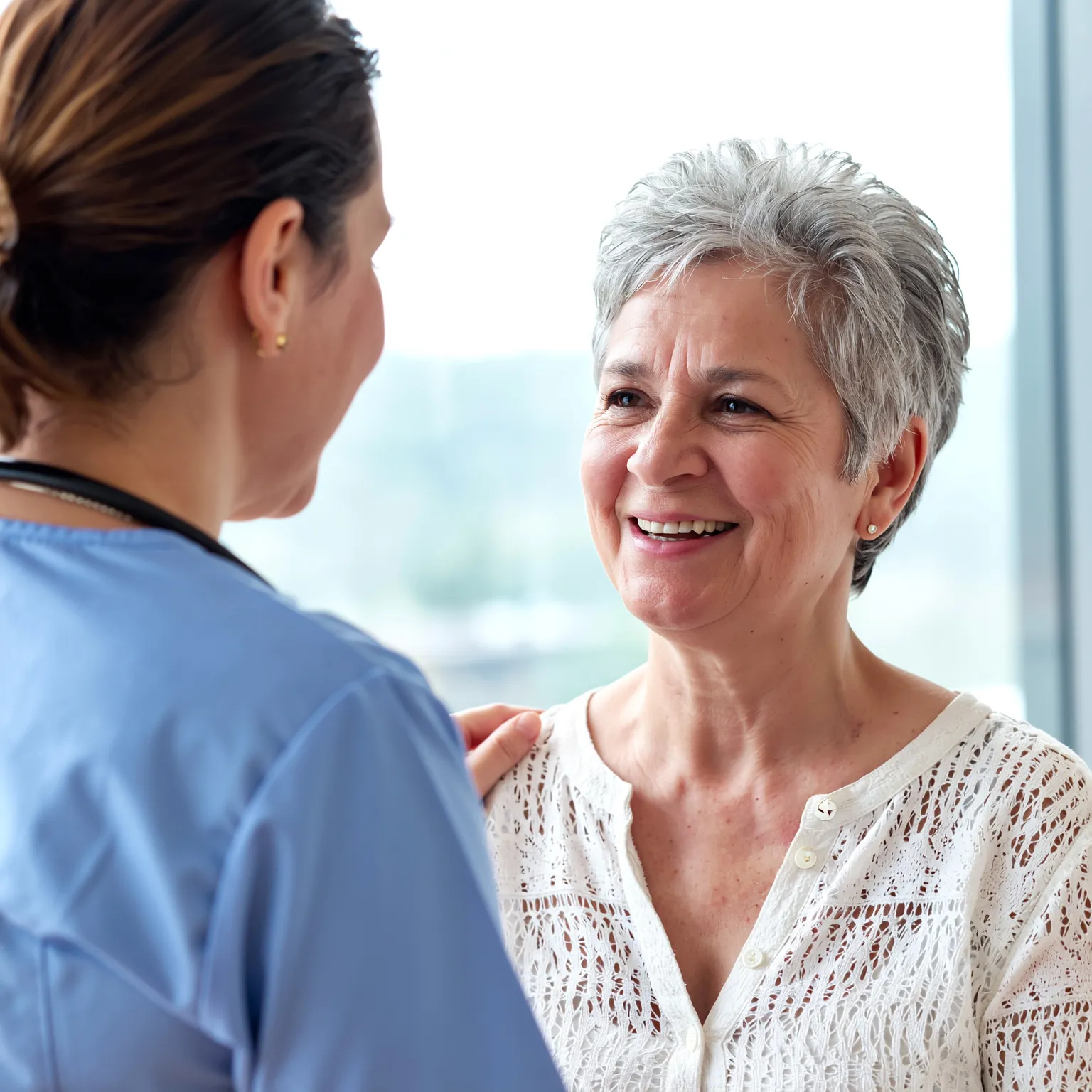 femme agée entrant en ephad rassurée