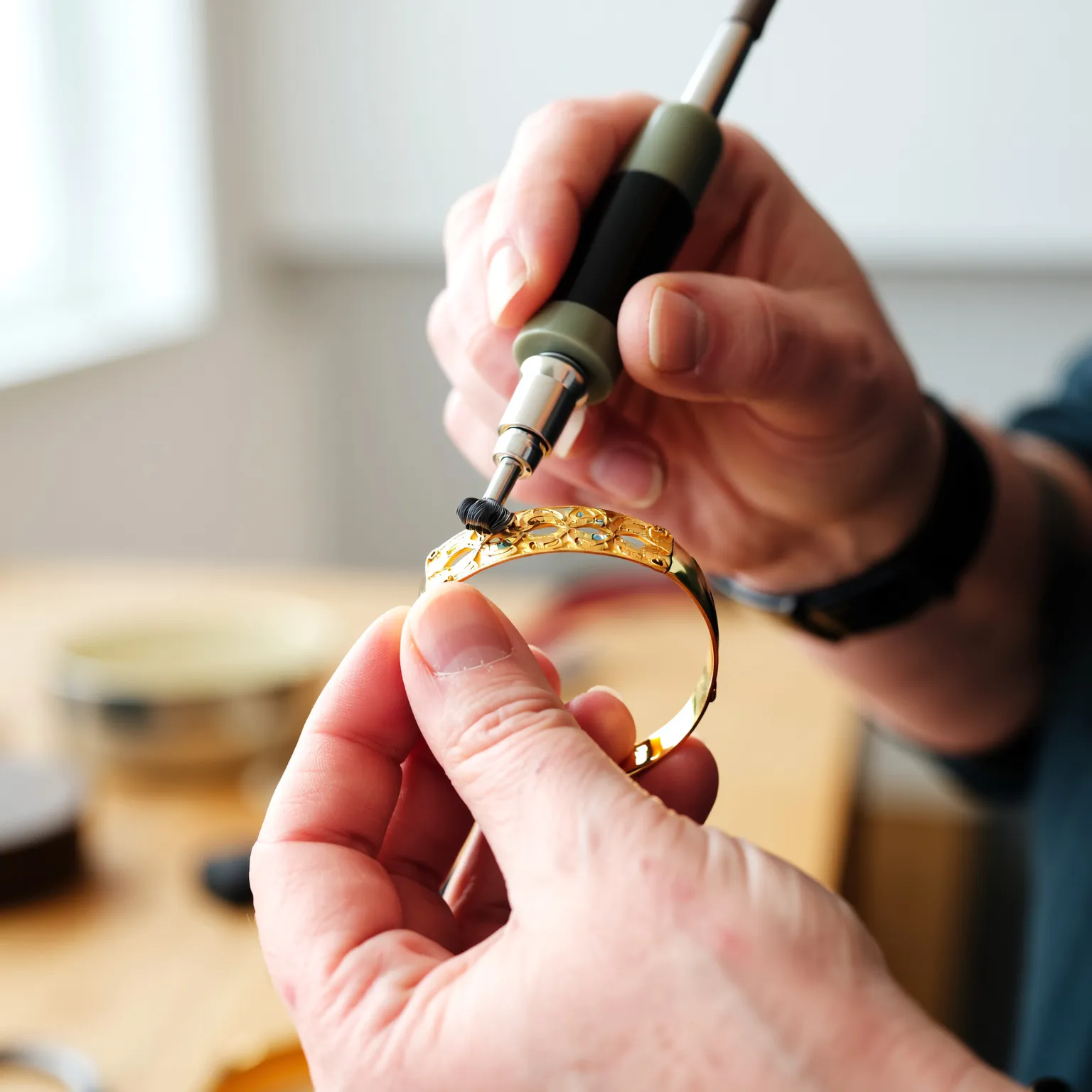 Bracelet doré éthique fabriqué à la main dans un atelier français