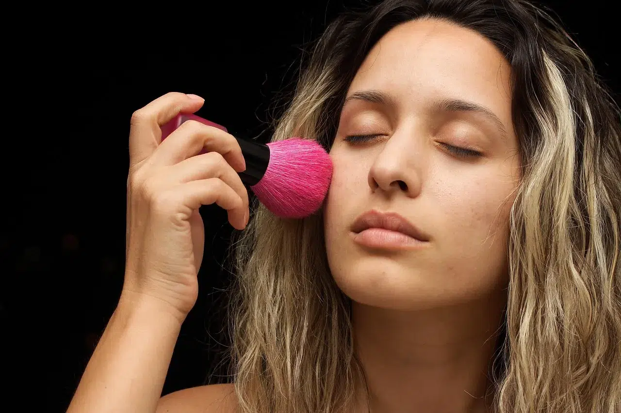 Femme utilisant une brosse nettoyante japonaise en poils naturels pour nettoyer son visage en douceur