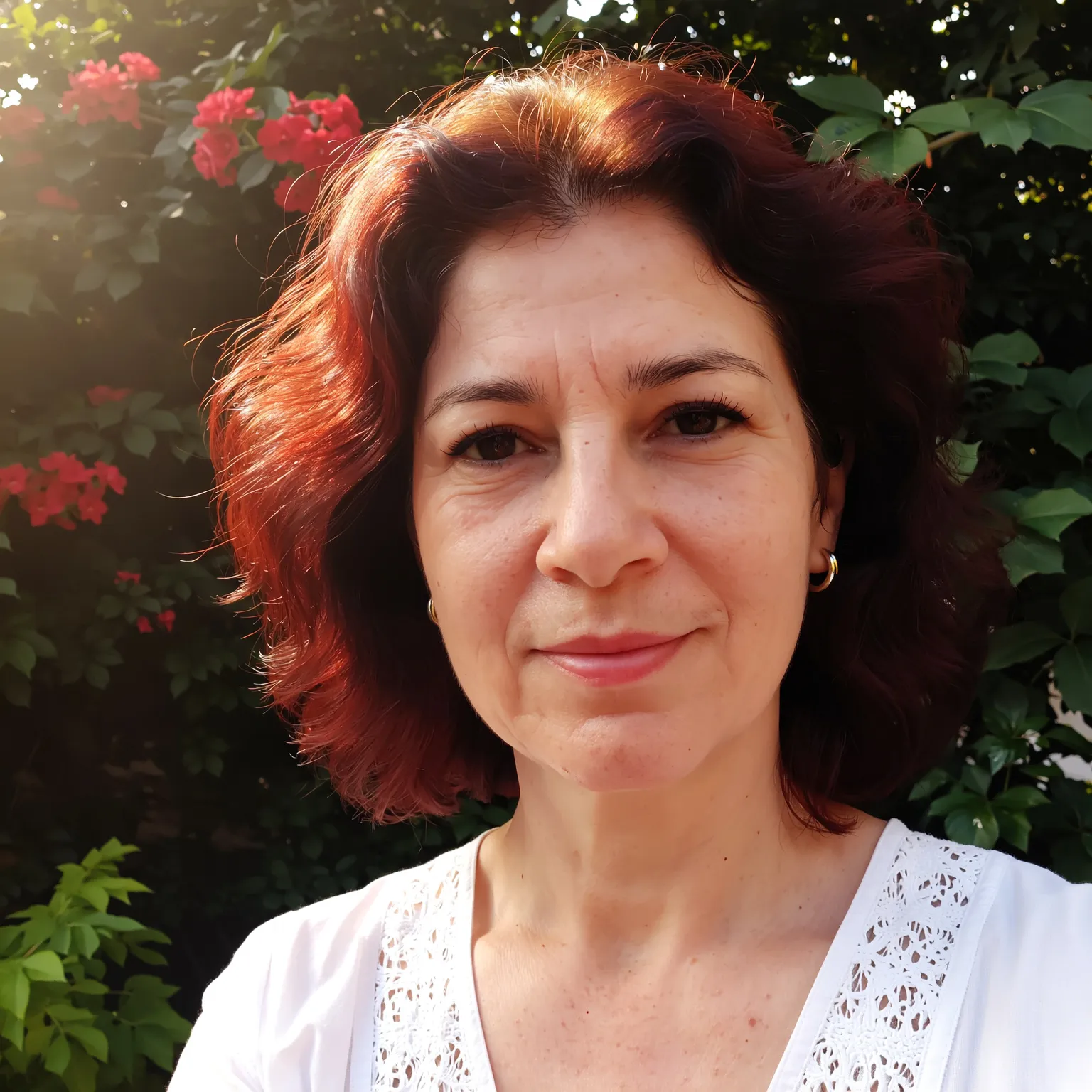 Carré bouclé châtain noisette femme 65 ans, coupe douce et lumineuse idéale pour cheveux naturels.