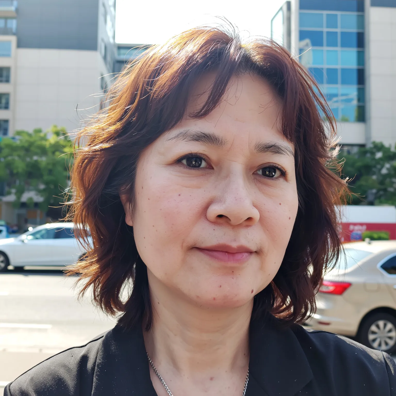 Carré long brun chaud femme asiatique 56 ans, coupe fluide et naturelle avec frange.