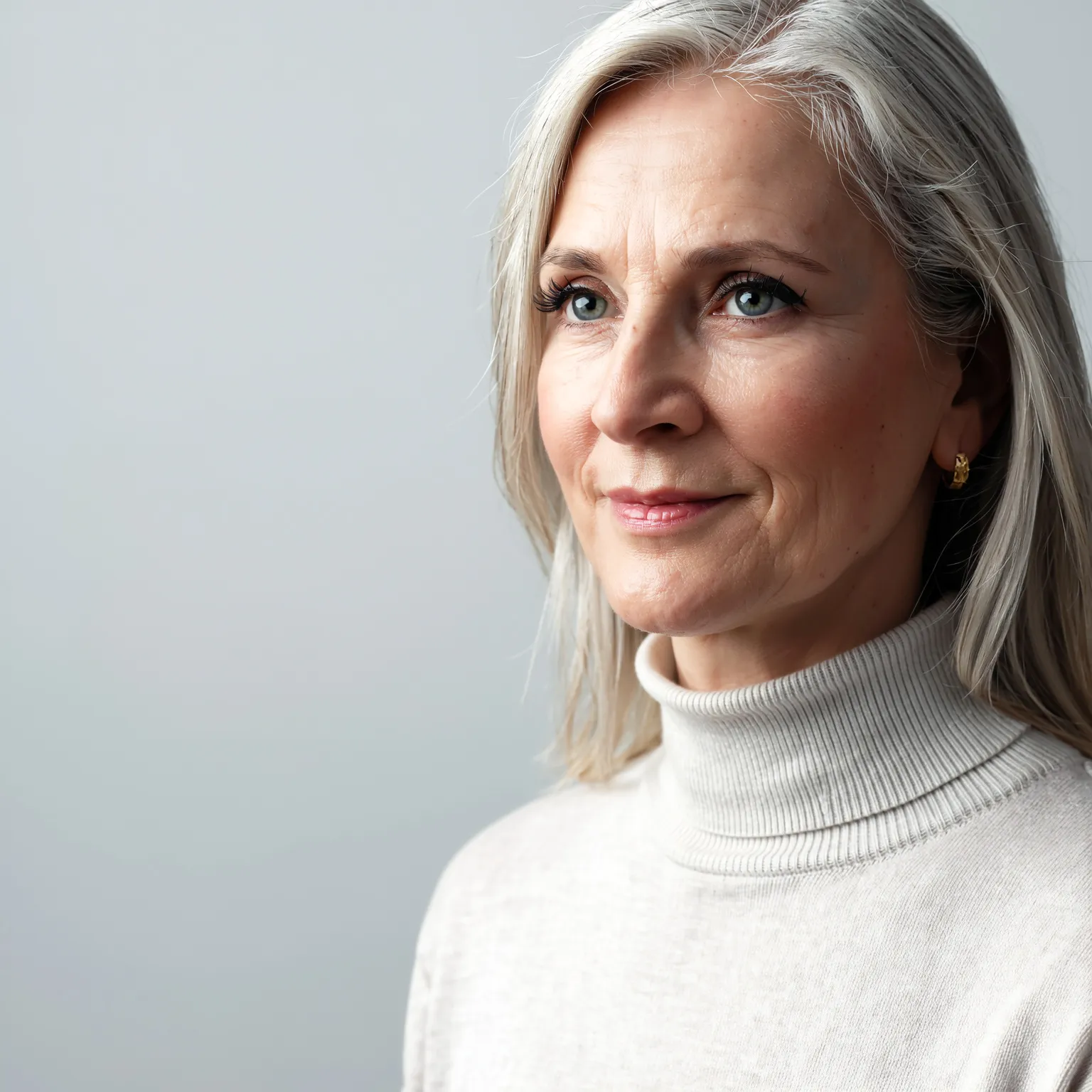 Carré mi-long argent femme 70 ans, coupe droite lumineuse et apaisée.