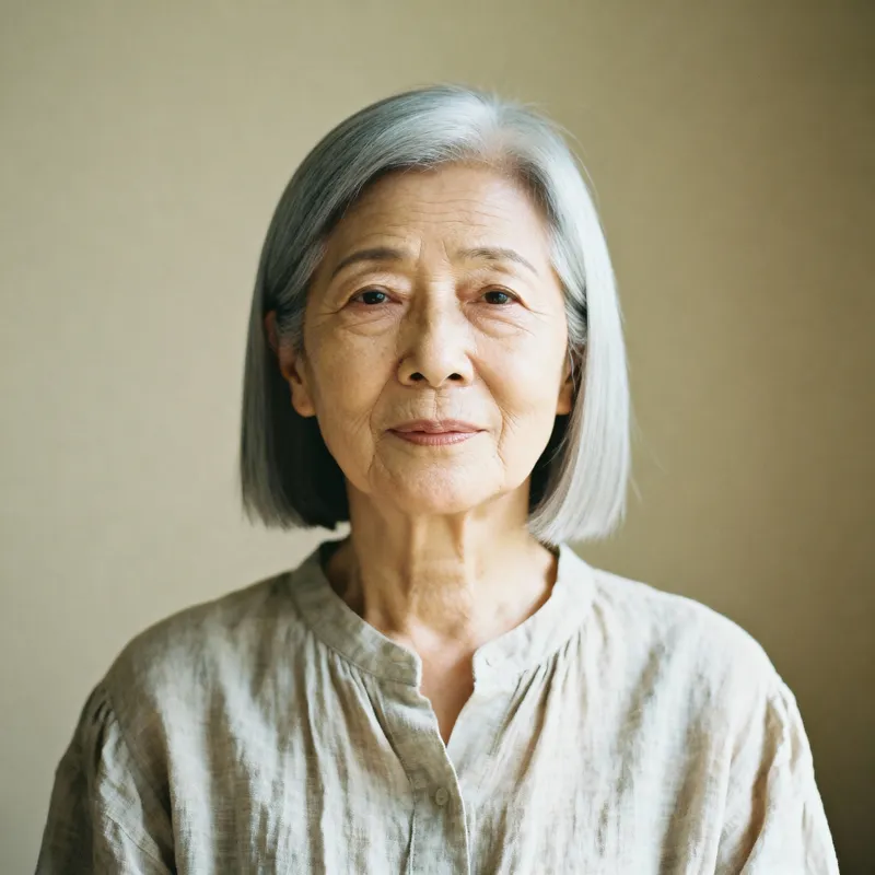 Carré argent clair femme 60 ans, coupe minimaliste et zen au style épuré.