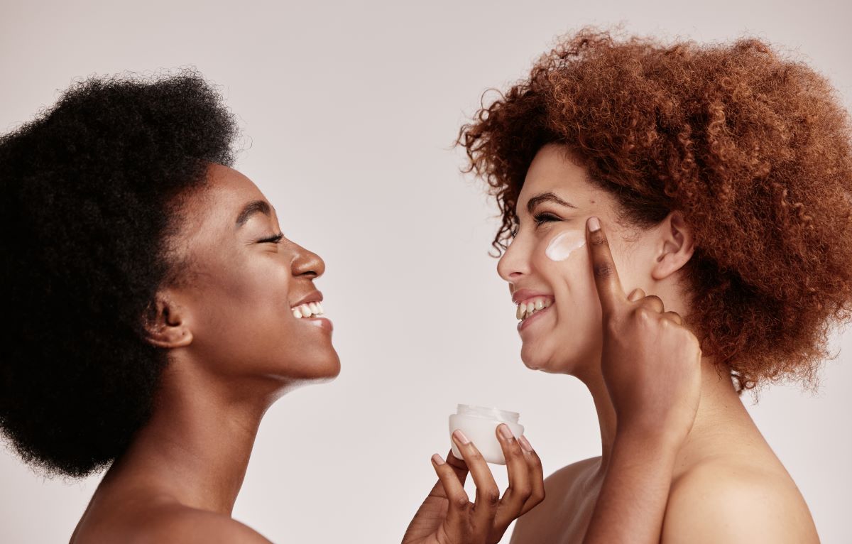 Deux femmes noires qui mettent une creme pour peau noire