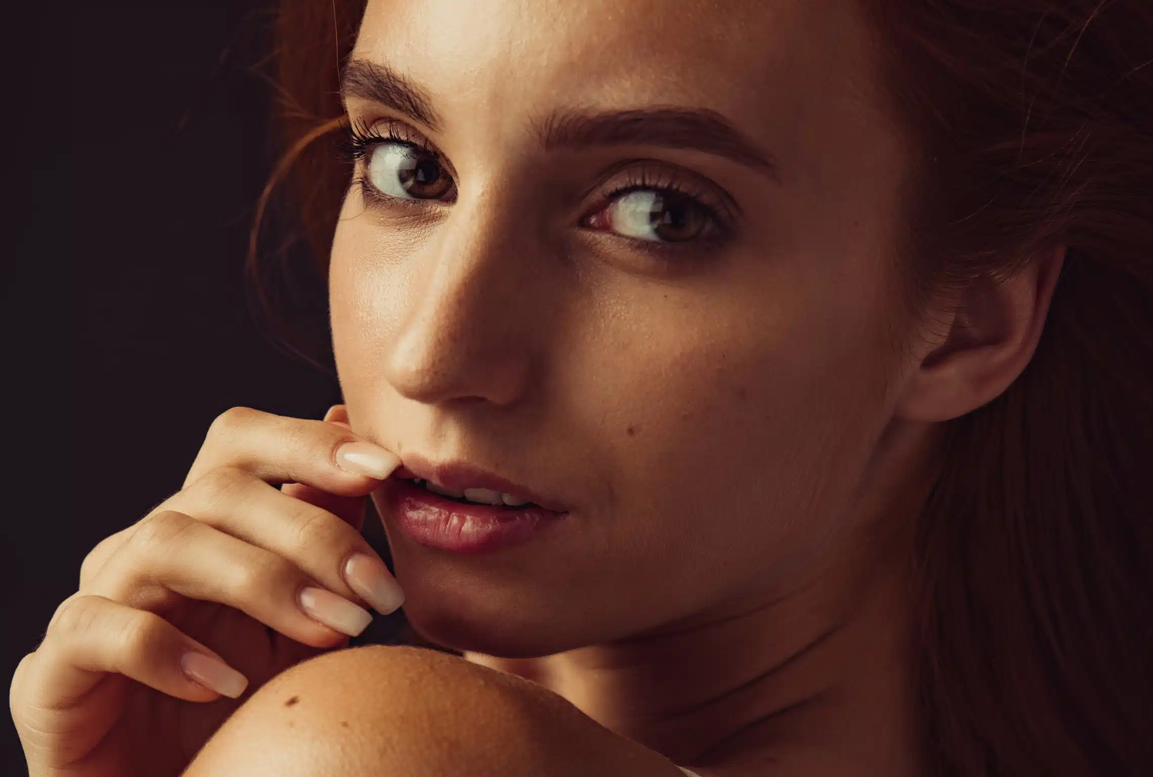 femme à la peau lisse ayant reçu un soin d’épilation définitive