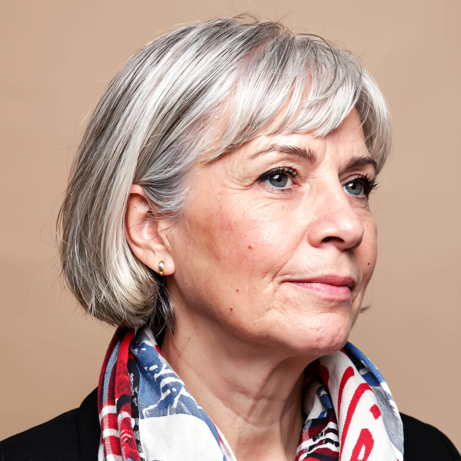 Pixie bob nuque dégagée femme 65 ans, coupe argentée élégante et pratique pour un look soigné et moderne.