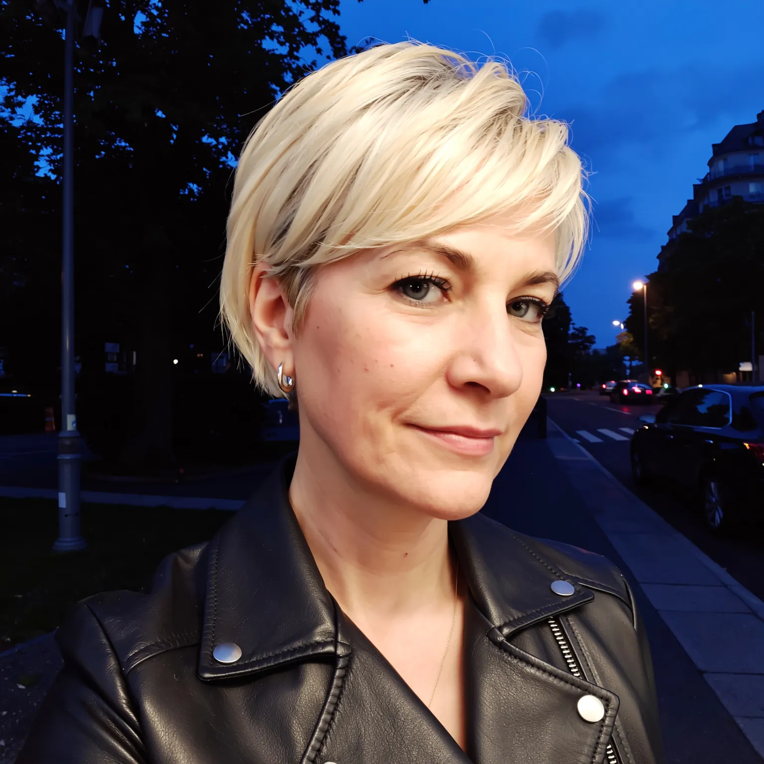 Pixie effilé brun glacé femme 58 ans, coupe courte raffinée au style parisien affirmé.