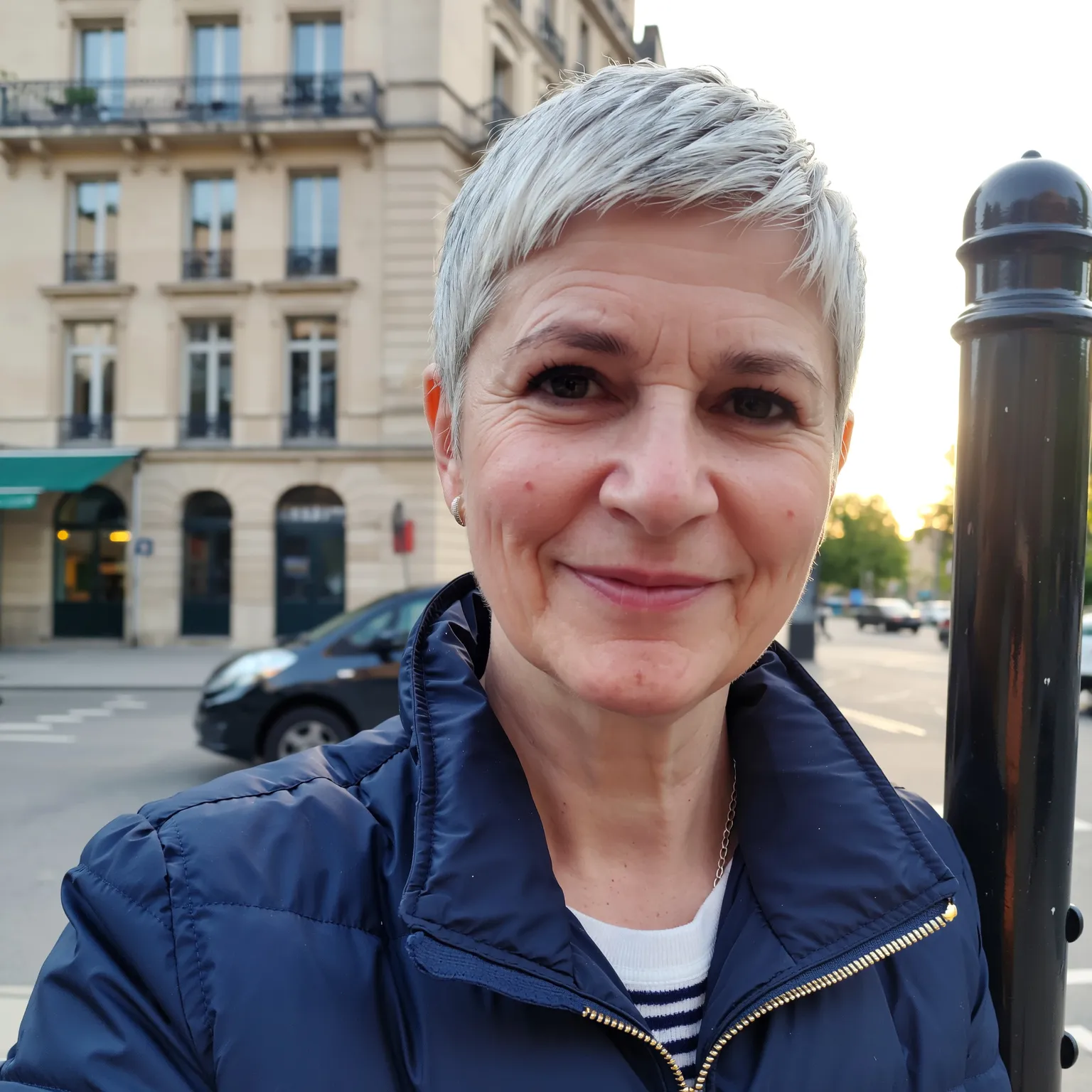 ixie gris volumineux pour femme de 60 ans, coupe courte argentée au volume naturel pour illuminer le visage.