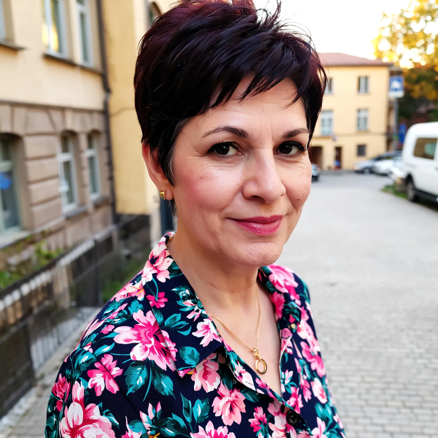 Pixie brun undercut femme 60 ans, coupe courte raffinée et moderne idéale pour structurer le visage.