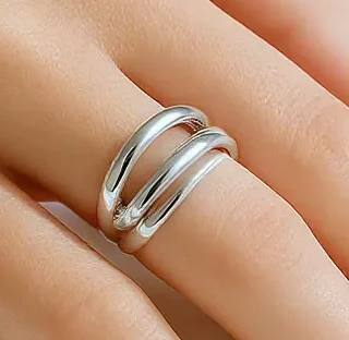 Bague double anneau en argent moderne sur main féminine